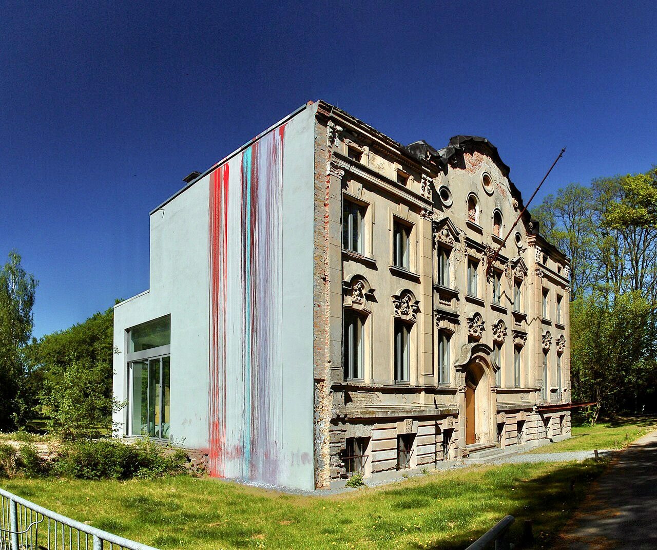 Backsteinfassade der Wehrmühle Biesenthal mit Kunstinstallation