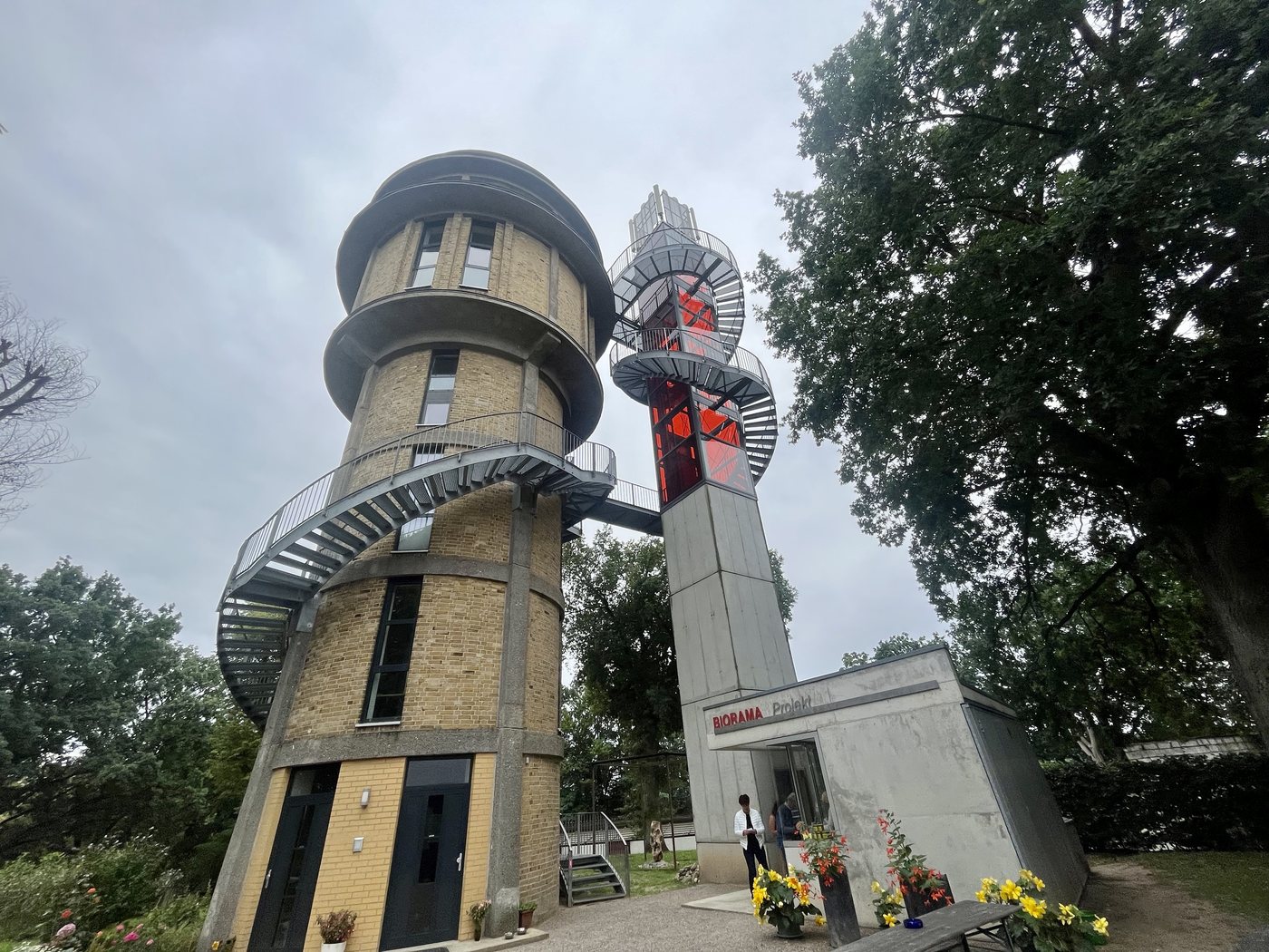 Aussichtsturm des BIORAMA-Projekts über den Baumwipfeln
