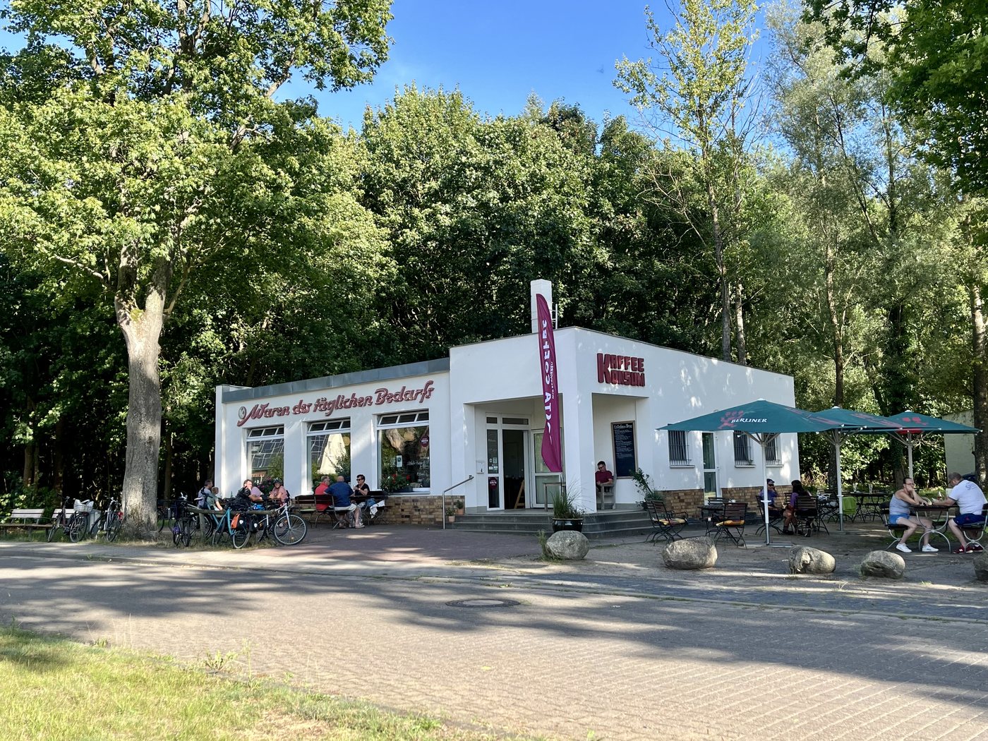 Café Konsum in Wolletz mit Terrasse unter alten Bäumen