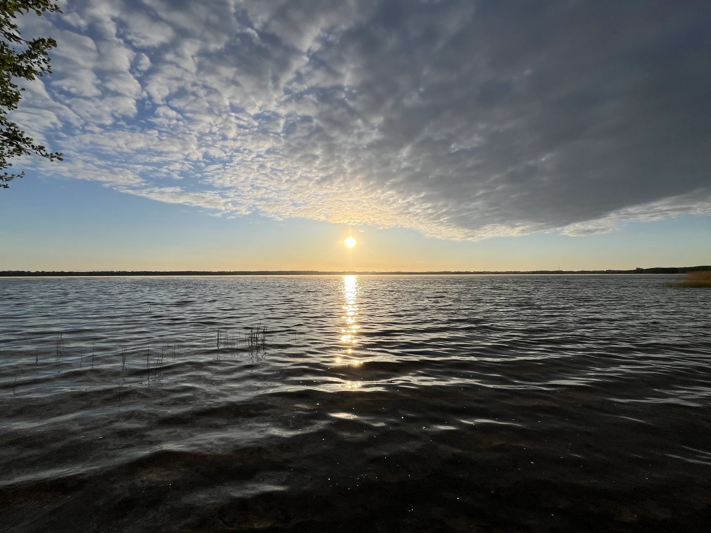 Weite Wasserfläche des Grimnitzsees unter Wolkenhimmel
