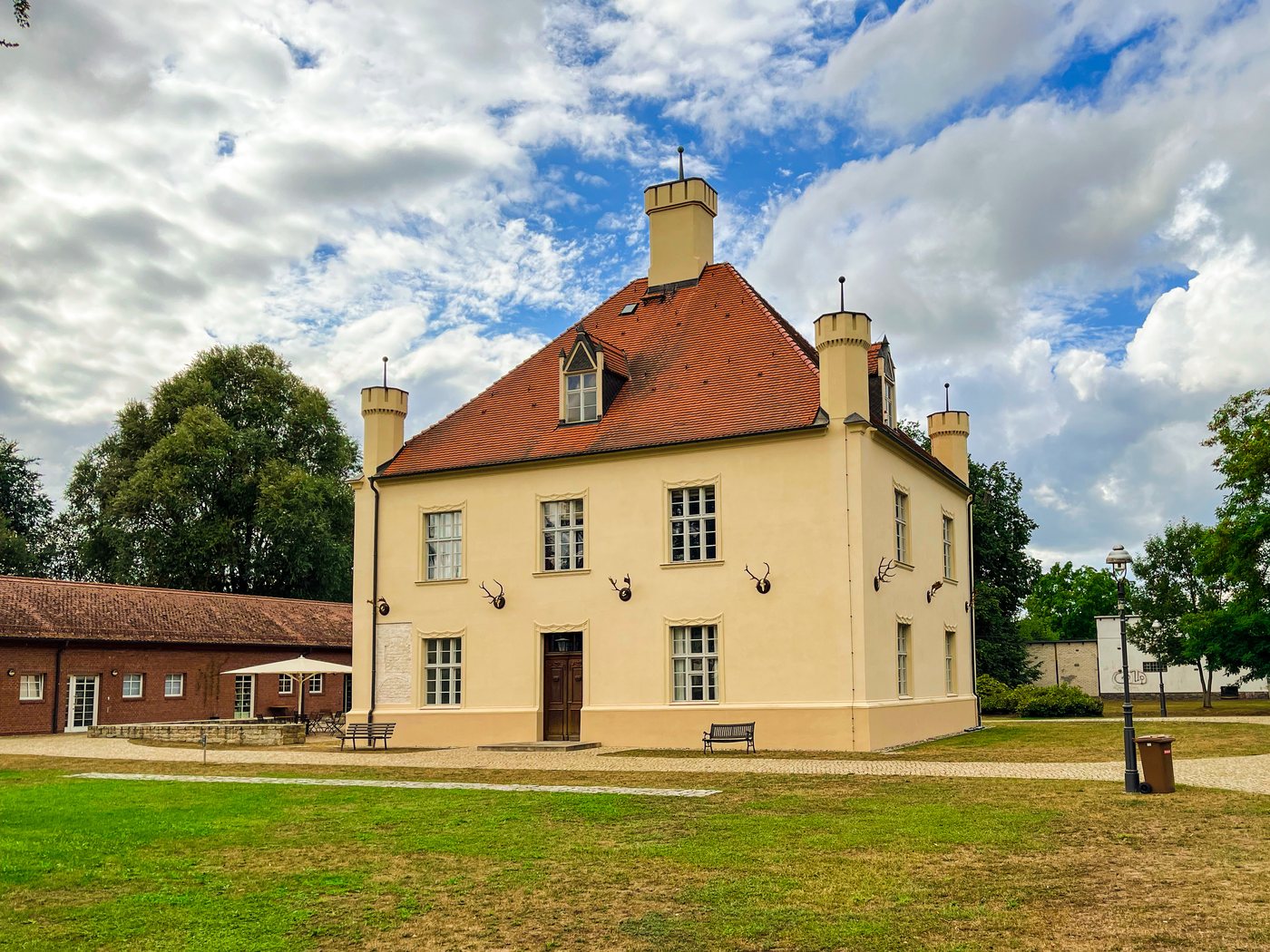 Jagdschloss Schorfheide mit gelber Fassade und Schindeldach