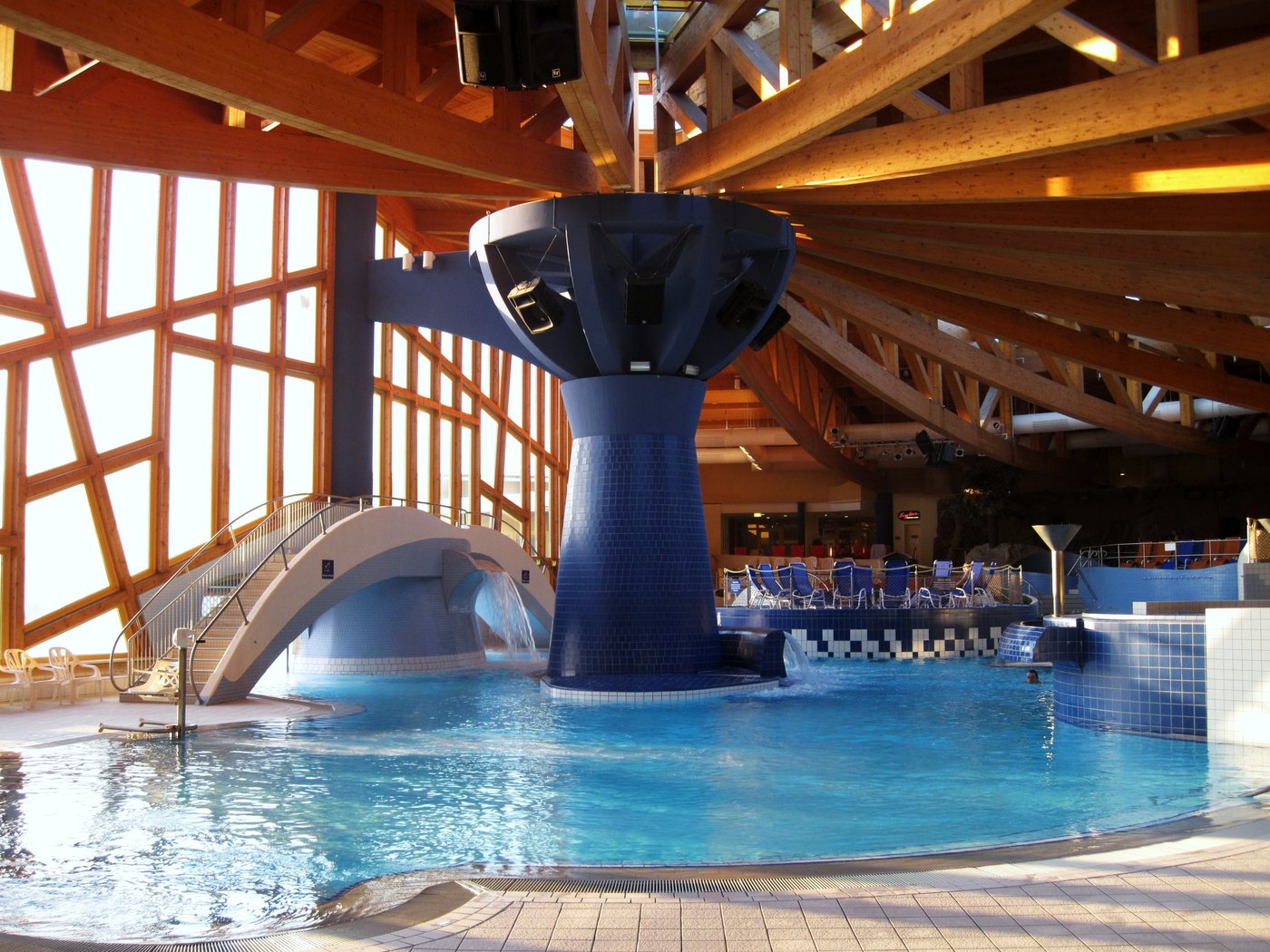 Badelandschaft der Natur-Therme Templin unter Holzdach