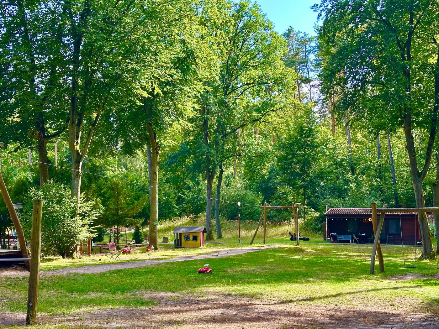 Spielplatz mit Schaukeln auf der Wiese im Natura Ferienpark