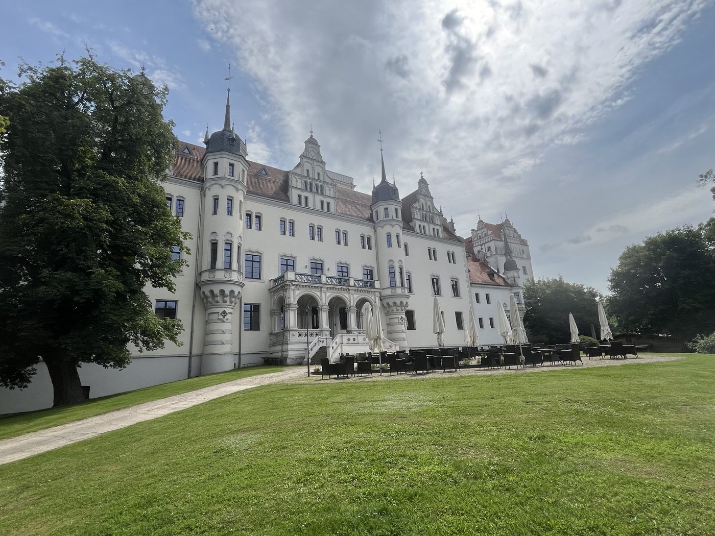 Schloss Boitzenburg mit weiter Parkwiese davor