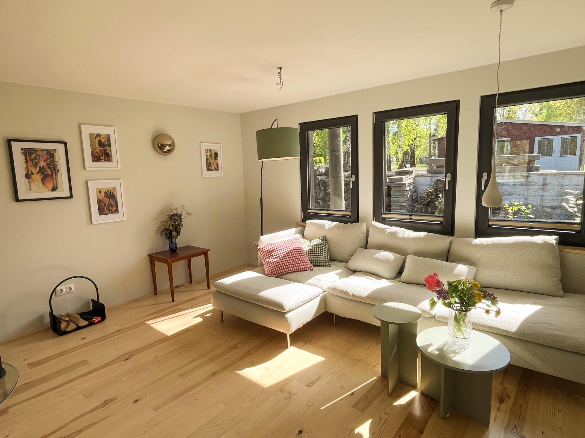 Helles Wohnzimmer mit großer Couch und Fensterfront
