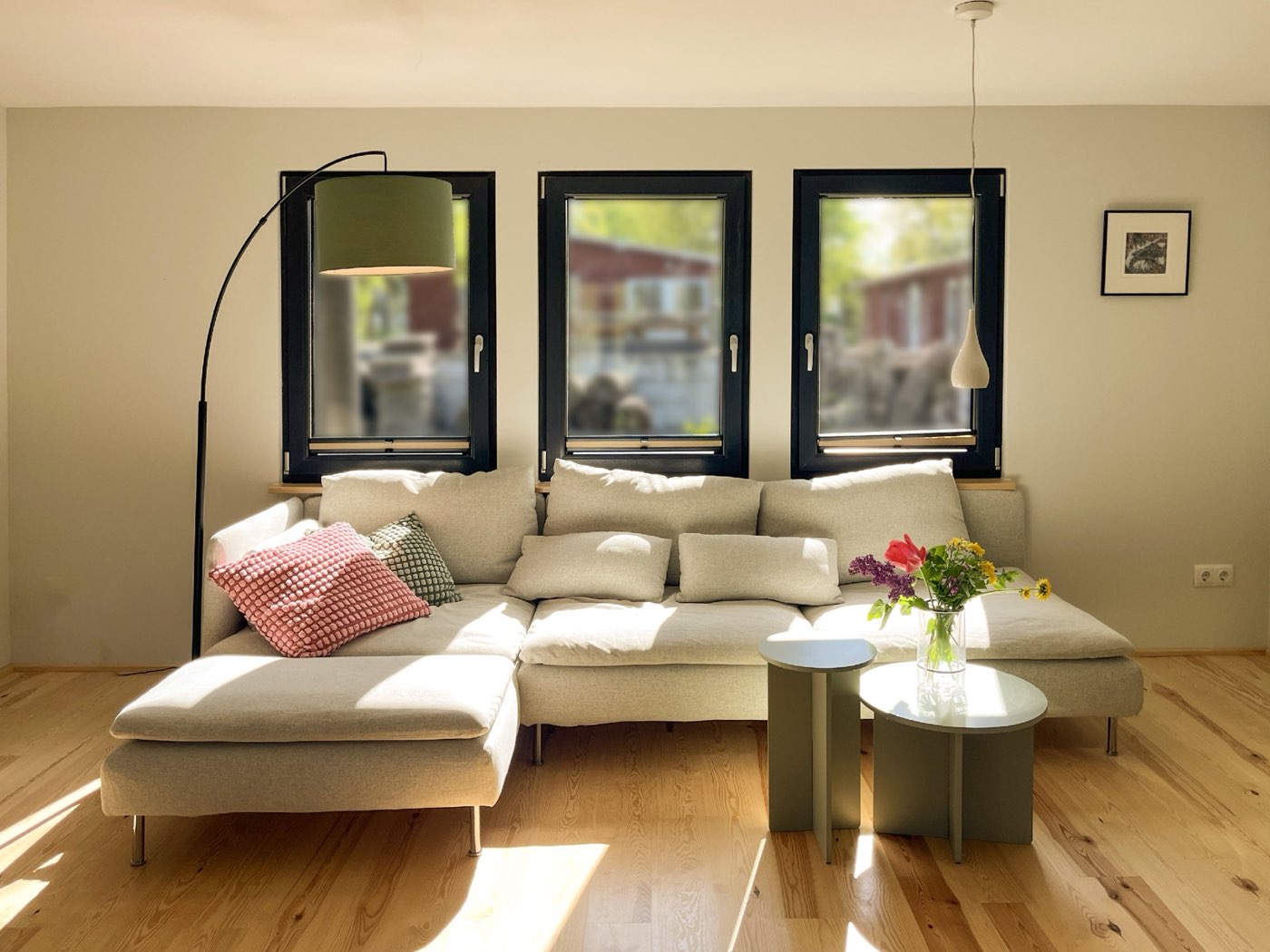 Heller Wohnbereich mit gemütlichem Sofa