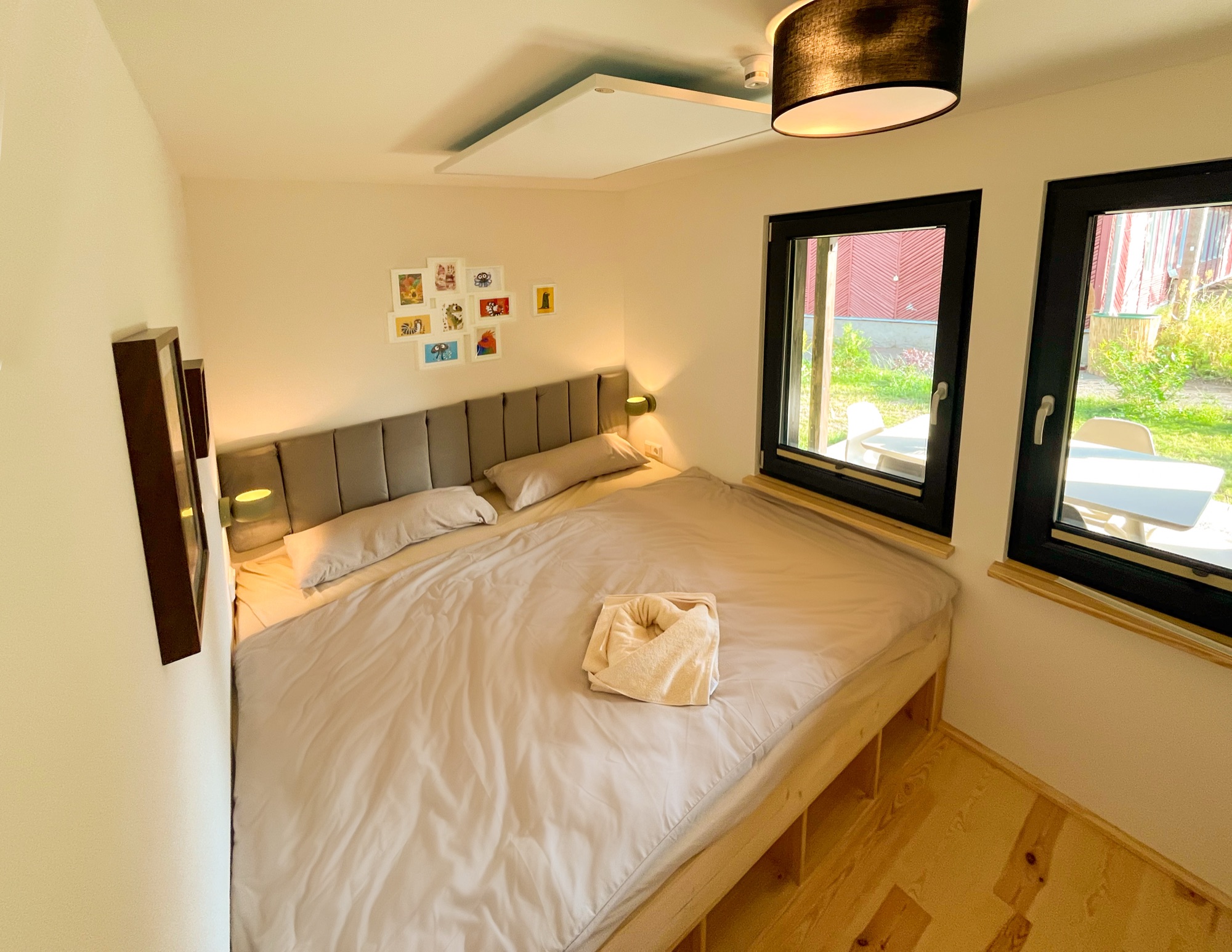 Schlafzimmer von Haus 2 mit Doppelbett und zwei Fenstern