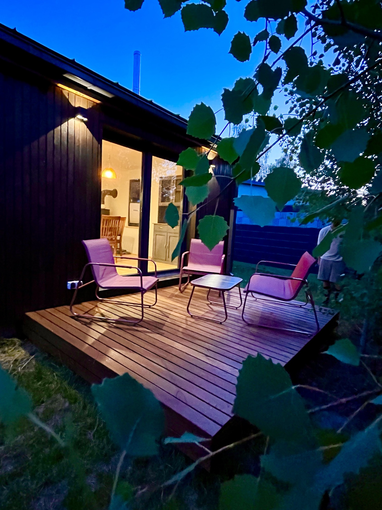 Terrasse von Haus 2 mit Sesseln in der blauen Stunde