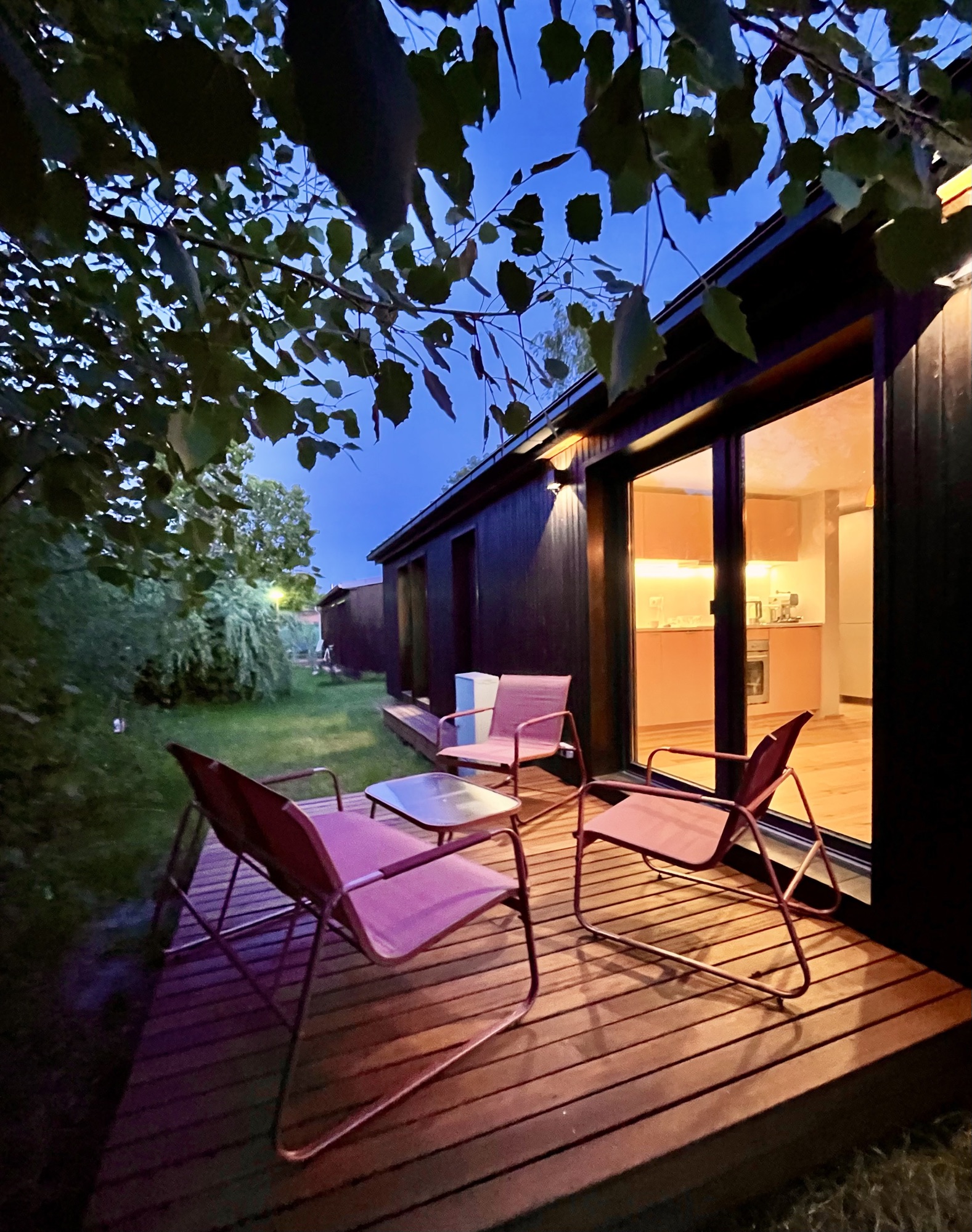 Terrasse von Haus 2 in der Dämmerung, Licht aus der Küche
