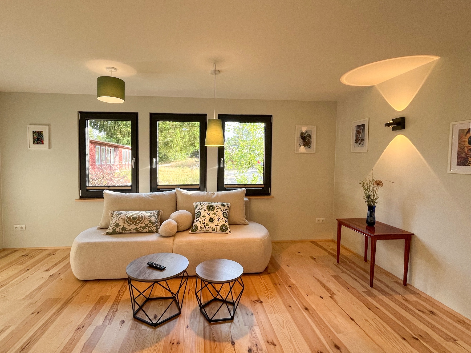 Wohnzimmer von Haus 2 mit heller Couch