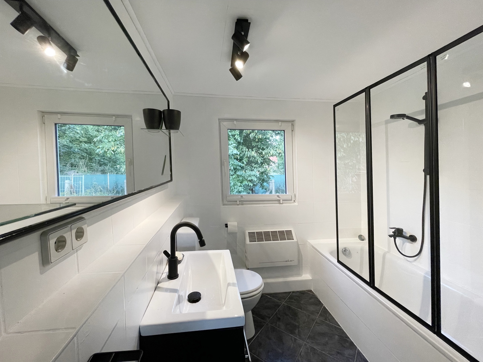 Bad von Haus 8 mit Wanne und Dusche
