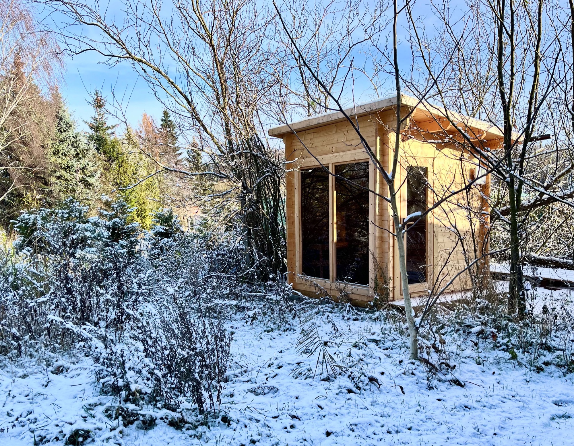 Gartensauna im verschneiten Garten