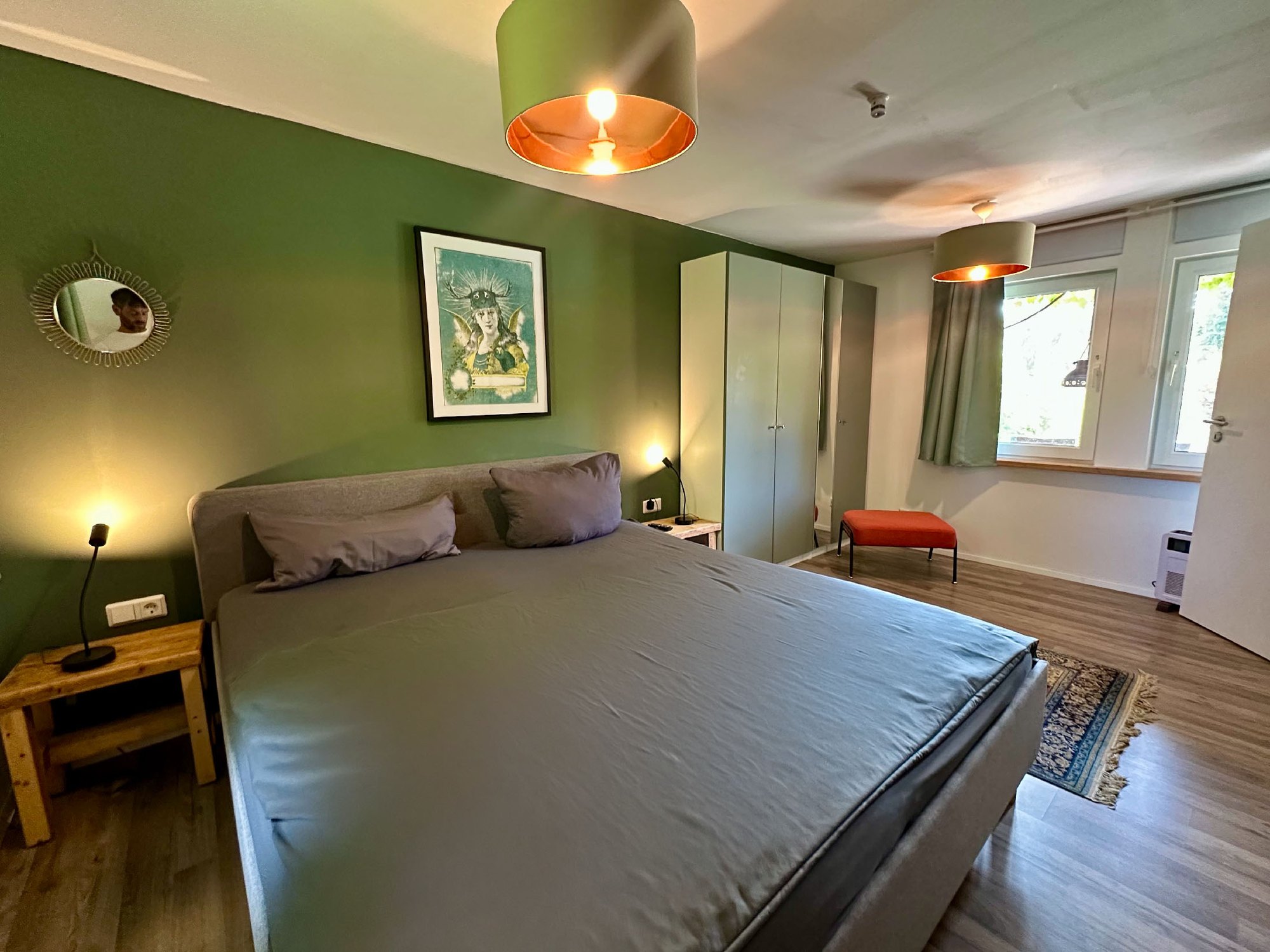 Schlafzimmer von Haus 8 mit Kleiderschrank und Fenster zum Garten