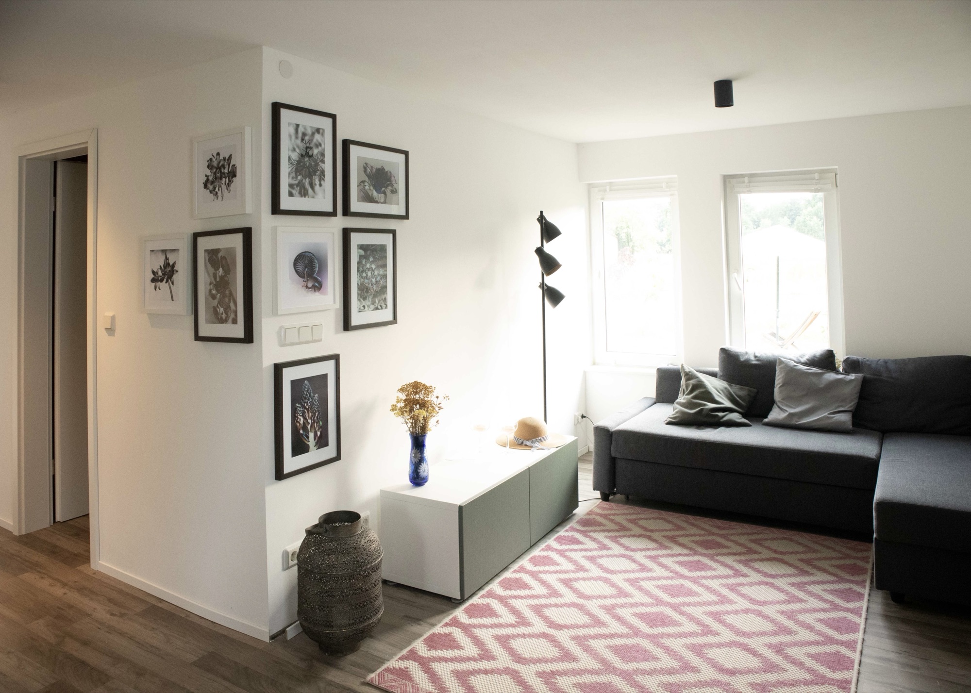 Wohnzimmer von Haus 8 mit Bildergalerie und Ecksofa